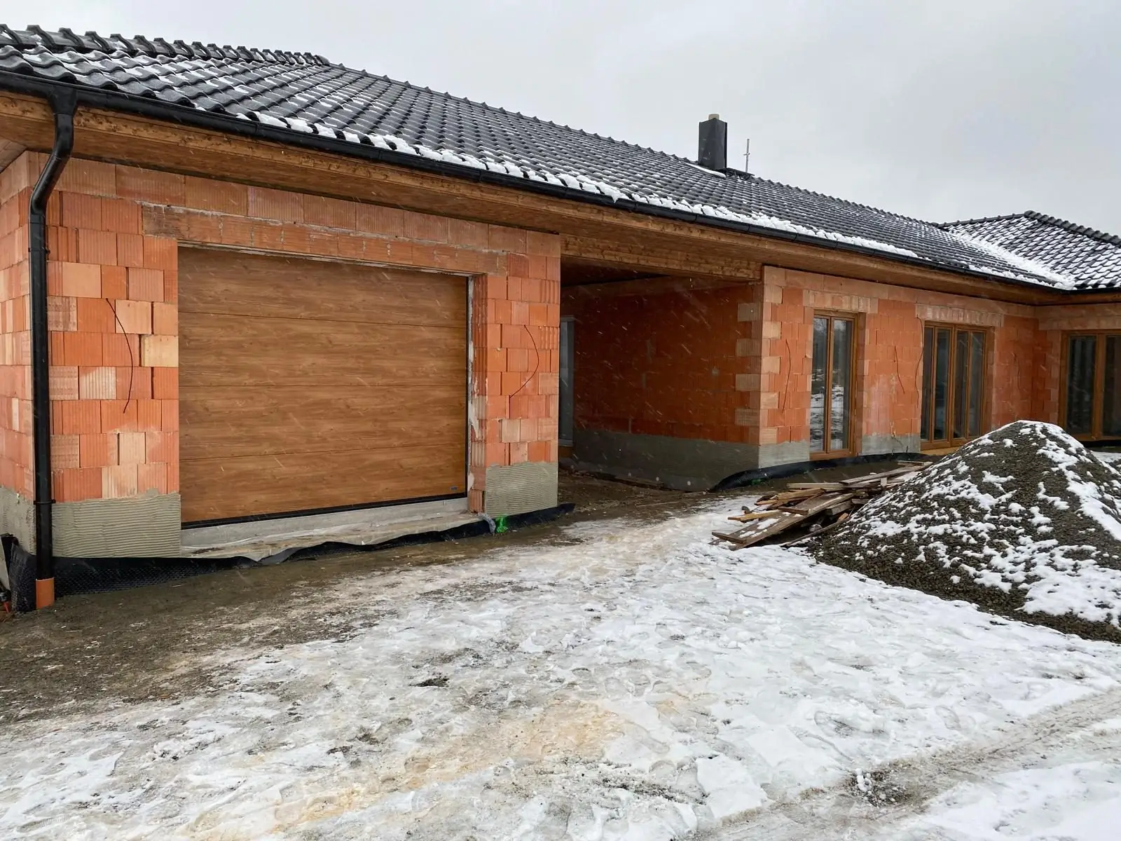 Montáž garážových vrat v hrubé stavbě